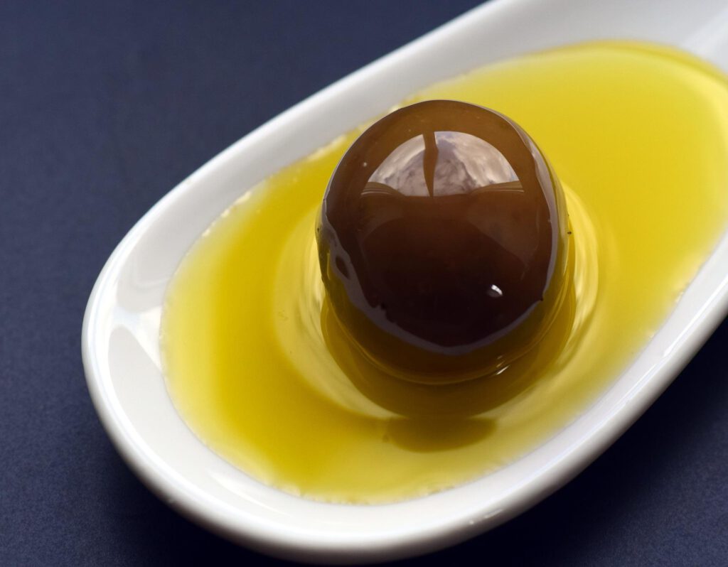 Olivenöl enthält viel Ölsäure, die zu Ölsäureethanolamid umgesetzt werden kann