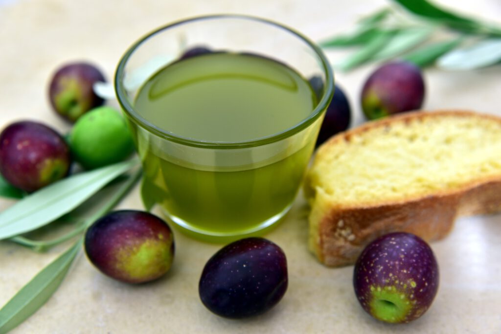 Grünes Olivenöl enthält viel Chlorophyll